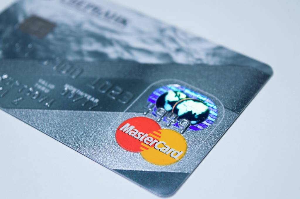 Les avantages et inconvénients des cartes de crédit sans frais annuels